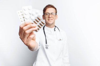 El Doktor tutan tablet, yakın çekim, beyaz arka plan, reklam için