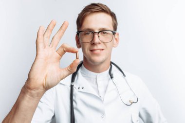 El Doktor tutan tablet, yakın çekim, beyaz arka plan, reklam için