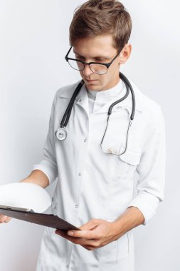 Doktor notlar belgelerde, onun elinde bir klasörle genç bir öğrenci yapıyor