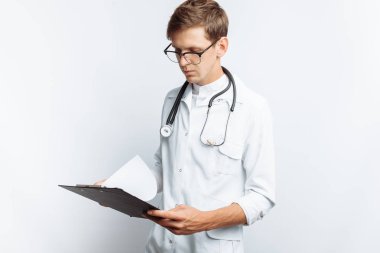 Doktor notlar belgelerde, onun elinde bir klasörle genç bir öğrenci yapıyor