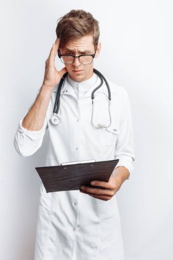 Düşünceli Doktor, beyaz bir arka plan üzerinde onun elinde bir klasörle genç bir öğrenci belgeleri ve belgelerdeki yapar notları bakarak,