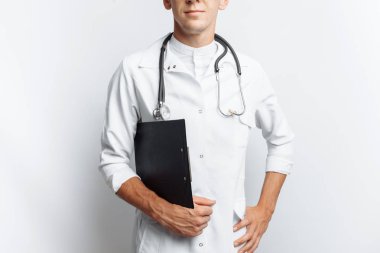 Genç ve yakışıklı Doktor, el, beyaz arka plan alanındaki klasörle stajyer öğrenci,