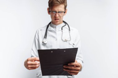 Düşünceli Doktor, beyaz bir arka plan üzerinde onun elinde bir klasörle genç bir öğrenci belgeleri ve belgelerdeki yapar notları bakarak,