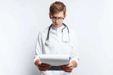 Doktor notlar belgelerde, onun elinde bir klasörle genç bir öğrenci yapıyor