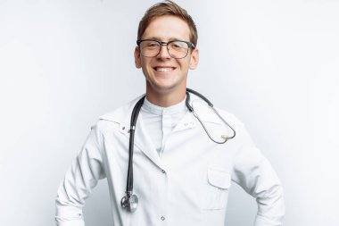 Beyaz bir arka planda stajyer stüdyoda genç bir doktor portresi