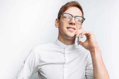 Evet ve sevinç, beyaz gömlek beyaz arka plan üzerinde izole tasvir gözlüklü genç çekici adam portresi,