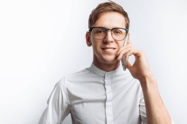 Evet ve sevinç, beyaz gömlek beyaz arka plan üzerinde izole tasvir gözlüklü genç çekici adam portresi,