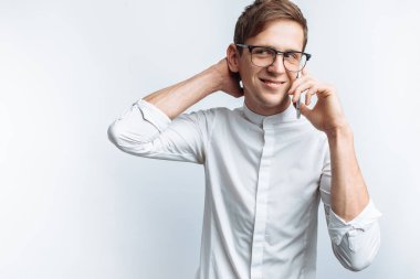 Evet ve sevinç, beyaz gömlek beyaz arka plan üzerinde izole tasvir gözlüklü genç çekici adam portresi,