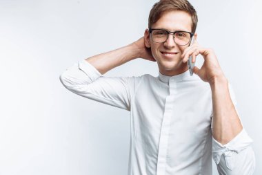 Evet ve sevinç, beyaz gömlek beyaz arka plan üzerinde izole tasvir gözlüklü genç çekici adam portresi,