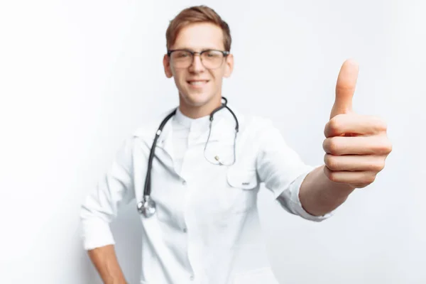 Retrato Jovem Médico Fundo Branco Que Mostra Gesto Mão Super — Fotografia de Stock