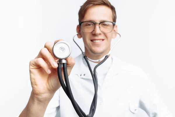 Hand Nahaufnahme Mit Stethoskop Porträt Eines Jungen Arztes Auf Weißem — Stockfoto