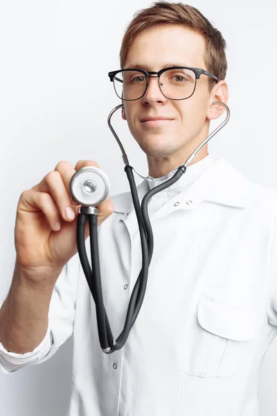 Hand Nahaufnahme Mit Stethoskop Porträt Eines Jungen Arztes Auf Weißem — Stockfoto