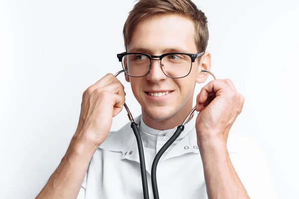 Portret Van Een Jonge Dokter Een Witte Achtergrond Stagiair Studio — Stockfoto