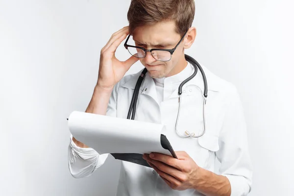 Médecin Réfléchi Regardant Les Documents Prend Des Notes Dans Les — Photo