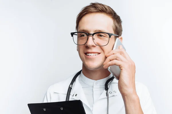 Jonge Knappe Dokter Praten Telefoon Met Patiënten Intern Student Met — Stockfoto