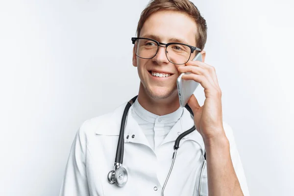 Jeune Beau Médecin Parlant Téléphone Avec Des Patients Stagiaire Avec — Photo