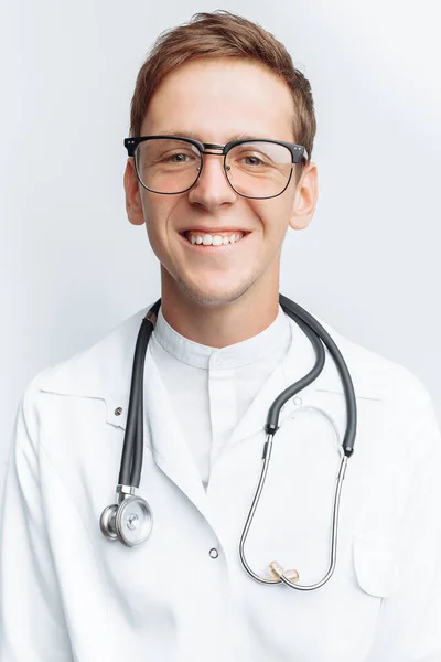 Portrait Jeune Médecin Sur Fond Blanc Stagiaire Studio — Photo