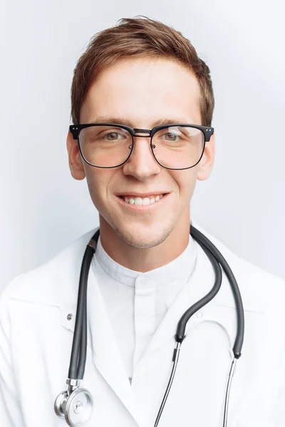 Portret Van Een Jonge Dokter Een Witte Achtergrond Stagiair Studio — Stockfoto