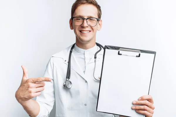 Ein Junger Arzt Zeigt Einen Ordner Mit Einem Leeren Blatt — Stockfoto