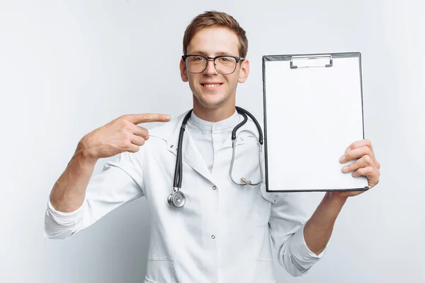 Jeune Médecin Montre Dossier Avec Une Feuille Blanche Sur Caméra — Photo