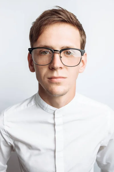 Młody Atrakcyjny Facet Okularach Białej Koszuli Białym Tle Portret — Zdjęcie stockowe