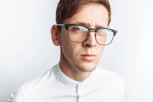 Retrato Joven Atractivo Gafas Camisa Blanca Aislado Sobre Fondo Blanco — Foto de Stock