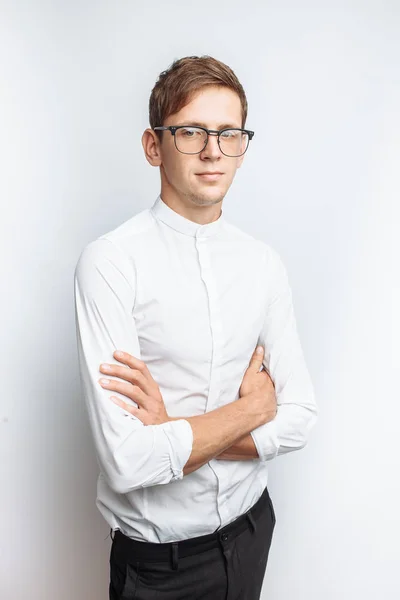 Портрет Молодого Привлекательного Парня Очках Белой Рубашке Белом Фоне — стоковое фото