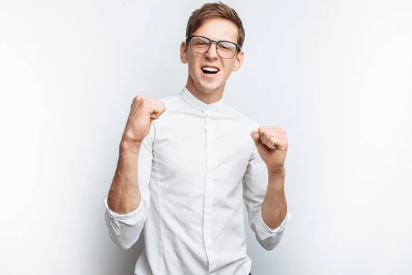 Porträt Eines Jungen Attraktiven Mannes Mit Brille Der Freude Zeigt — Stockfoto