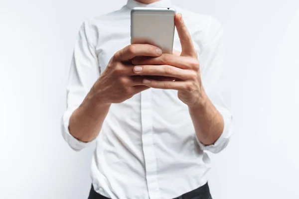 Imagen Las Manos Sosteniendo Teléfono Sobre Fondo Blanco — Foto de Stock