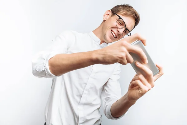 Retrato Chico Atractivo Joven Gafas Jugando Juegos Teléfono Camisa Blanca — Foto de Stock