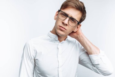 Beyaz arka plan üzerinde izole beyaz gömlekli gözlüklü genç çekici adam portresi,