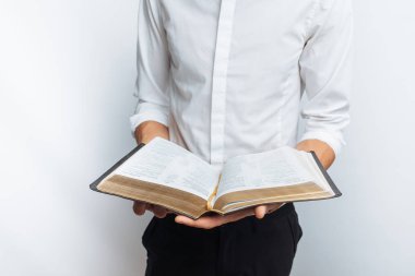 İncil, beyaz arka plan, el yakın çekim, izole kitap okurken erkek