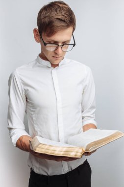 İncil, beyaz arka plan, el yakın çekim, izole kitap okurken erkek