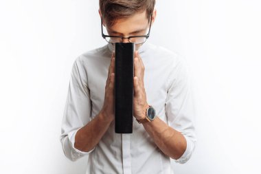 Genç bir adam için Tanrı'ya, beyaz bir arka plan üzerinde katlanmış İsa dua