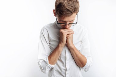 Genç bir adam için Tanrı'ya, beyaz bir arka plan üzerinde katlanmış İsa dua