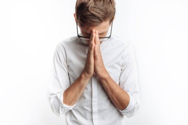 Genç bir adam için Tanrı'ya, beyaz bir arka plan üzerinde katlanmış İsa dua