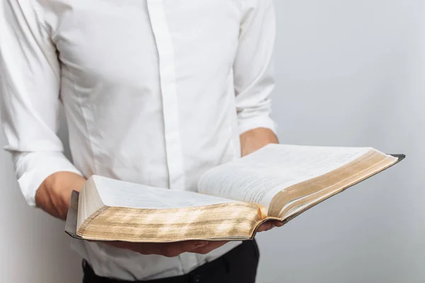 Biblia Olvasó Fehér Háttér Könyv Kezében Közeli Elszigetelt Ember — Stock Fotó