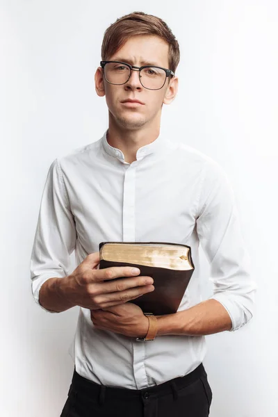 Человек Читающий Библию Белый Фон Книга Руке Крупным Планом Изолированный — стоковое фото