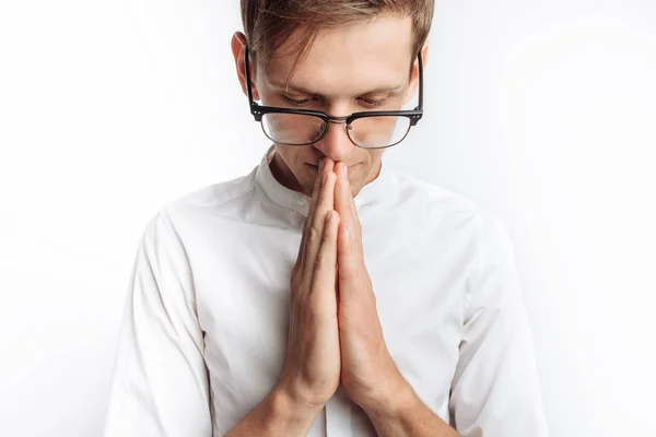 Egy Fiatal Ember Imádkozott Hogy Isten Jézus Krisztus Hajtogatott Fehér — Stock Fotó