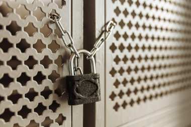 Arka plan resmi, kapıyı zincirin bir kilit ile,