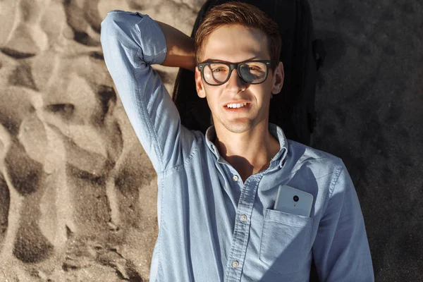 Young Guy Glasses Posing Lying Beach Sand Work Vacation — Stock Photo, Image
