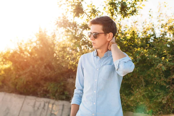 Beautiful Stylish Guy Glasses Posing Beach Sunset Hipster Posing Stylish — Stock Photo, Image