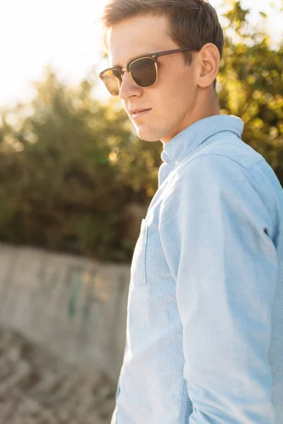 Beautiful Stylish Guy Glasses Posing Beach Sunset Hipster Posing Stylish — Stock Photo, Image