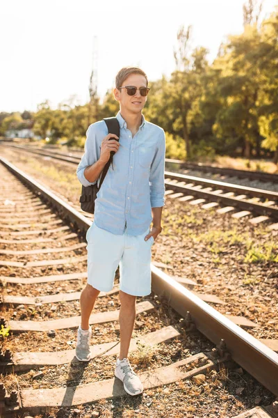 Gün batımı, yenilikçi şık giysiler içinde poz, tren rayları üzerinde poz güzel şık gözlüklü,,