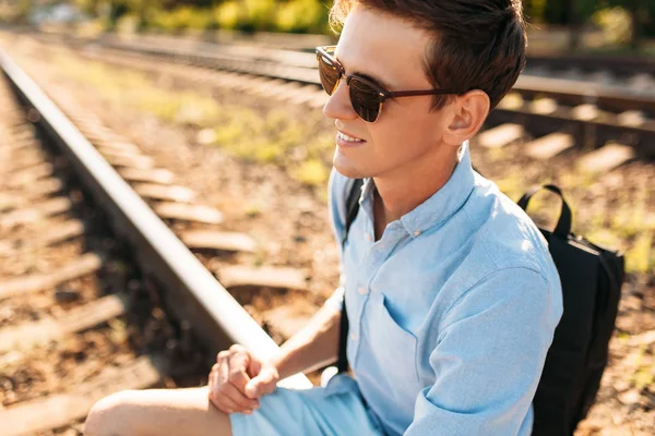 Όμορφο Κομψό Άντρας Γυαλιά Θέτοντας Κάθονται Στις Ράγες Του Τρένου — Φωτογραφία Αρχείου