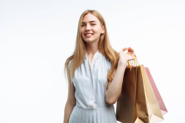 Alışveriş, Hediyelik Çanta, beyaz arka plan üzerinde ile poz genç güzel kız,