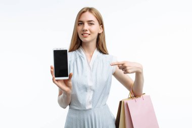 Alışveriş, poz ve smartphone beyaz ekran, beyaz arka plan ile gösterilen şık ile genç kız, Hediyelik Çanta,,