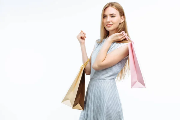 Jovem Linda Menina Compras Posando Com Sacos Presente Fundo Branco — Fotografia de Stock