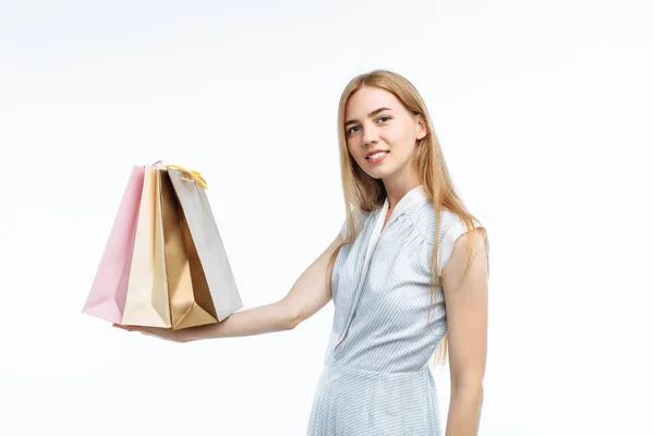 Menina Bonita Jovem Posando Fundo Branco Com Sacos Presente Mão — Fotografia de Stock