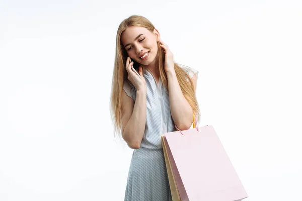 Mooi Meisje Poseren Met Telefoon Met Winkelen Een Witte Achtergrond — Stockfoto